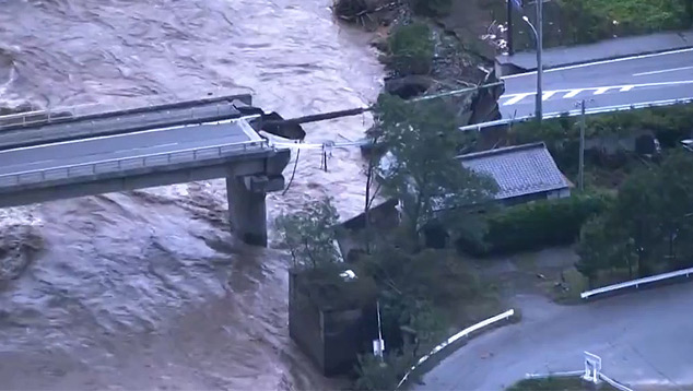 Destruição em Nagano, após inundações provocadas pela passagem do tufão Hagibis. Imagens divulgadas pela NHK Word News no twitter.   