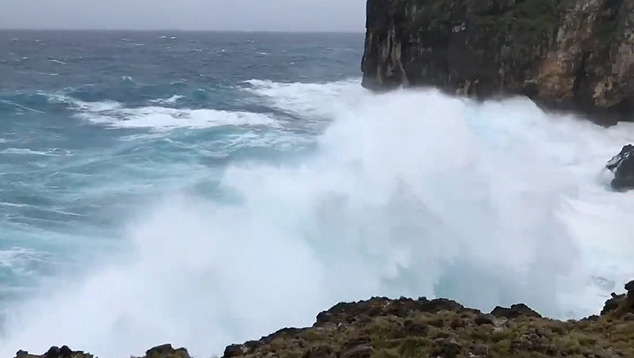 Grandes ondas atingem a costa de Miyakojima nesta quarta-feira. Imagens divulgadas pelo twitter @EarthUncutTV