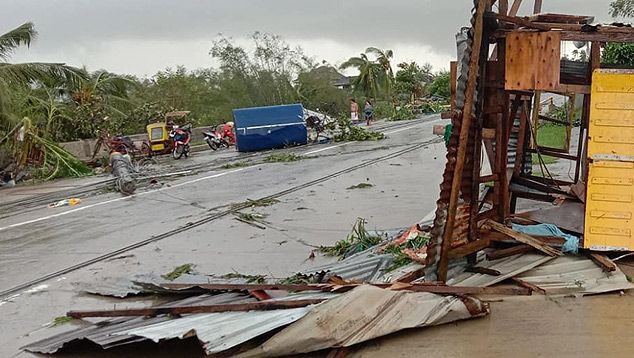 Destruição provocada pela passagem do tufão Phanfone nas Filipinas no dia 25 de dezembro. Crédito: Foto de Ronald Madera divulgada pelo twitter @MovePH