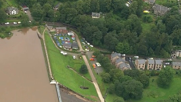 Foto: Barragem em Whaley Bridge, na Inglaterra, ameaa romper. Divulgao Twitter @calumg