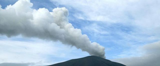 Erupção do vulcão Asama lançou coluna de fumaça de quase 2 quilômetros de altura. Foto: divulgação twitter @Hispantv