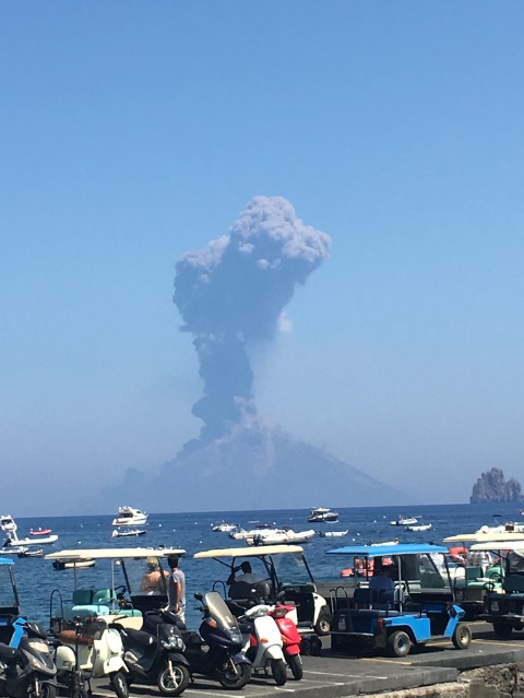 Erup��o do vulc�o Stromboli, na Sic�lia, no �ltimo dia 28 de agosto de 2019. Cr�dito: Divulga��o twitter @AlesParravicini