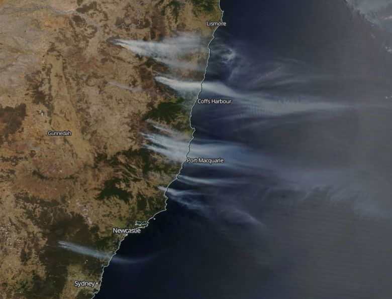 Fumaça de incêndios florestais que estão devastando o leste da Austrália visto por satélites da NASA nesta sexta-feira, dia 8 de novembro. Crédito: Wordview/Nasa.