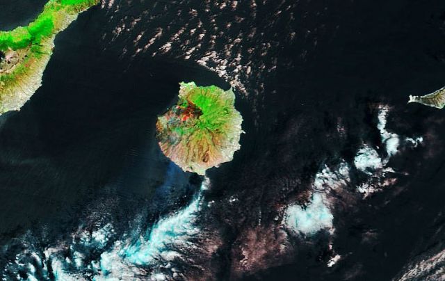 Imagem de sat�lite do dia 19, mostra fuma�a e �rea de inc�ndio nas Ilhas Can�rias. Cr�dito: Earth Observatory NASA. 