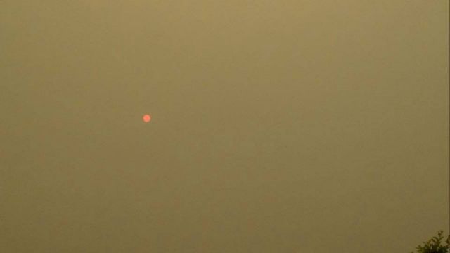 Fumaça de queimadas chega ao Paraná e deixa o sol com aspecto mais alaranjado. Foto: Maringá nesta segunda-feira, divulgação @metsul 