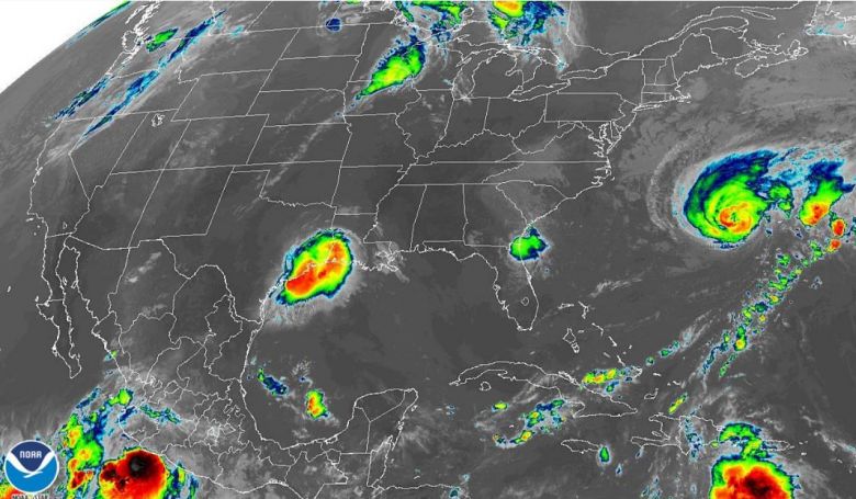 Imagem do satélite GOES o furacão Humberto, ao largo da costa sudeste dos Estados Unidos e a depressão tropical Imelda, sobre a costa do Texas. Crédito: NOAA.