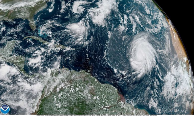 Imagem de satélite mostra o grande furacão Lorenzo sobre o Atlântico Norte. Lorenzo passará pelos Açores e depois deve seguir até a costa da Irlanda, enfraquecido. 