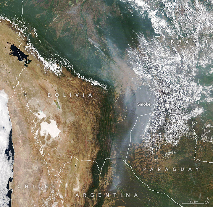 Imagem em cor natural detectada pelo satélite TERRA da NASA no dia 28 de setembro. É possível observar uma extensa área esbranquiçada, indicando a fumaça de queimadas no país. Crédito: NASA Earth Observatory. 