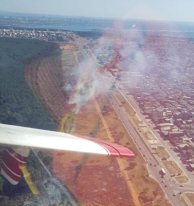 Fogo no Itapo�, no �ltimo s�bado, dia 6 de julho. Foto: Corpo de Bombeiros/Divulga��o.