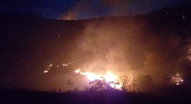 Incêndio florestal em Colatina, no Espírito Santo, na última sexta-feira, dia 5 de julho. Foto: Corpo de Bombeiros/Divulgação.
