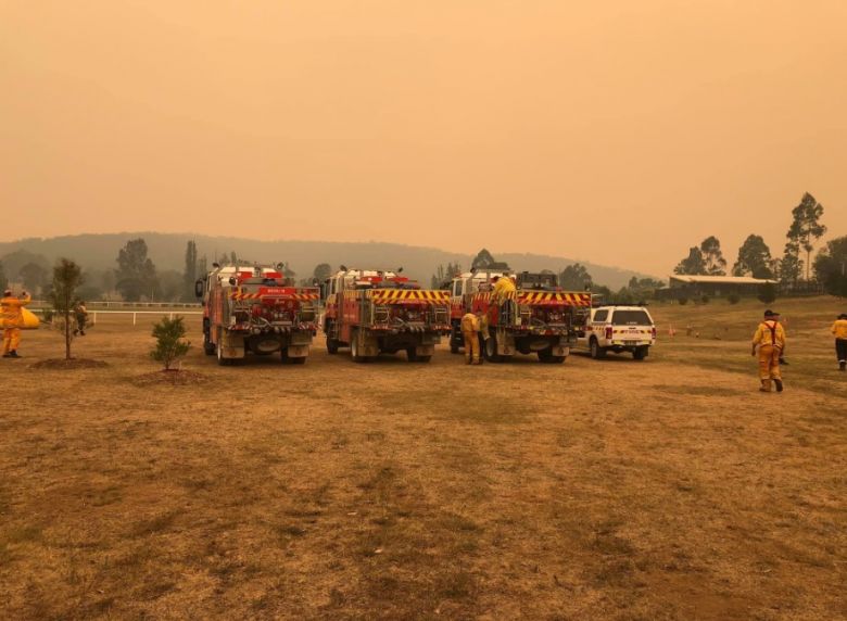 Bombeiros continuam combatendo as dezenas de focos de incndios sobre o leste da Austrlia. Crdito: NWS RFS