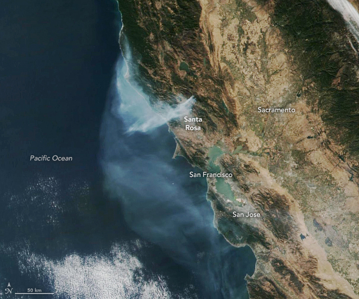 É possível ver nesta segunda imagem a fumaça se espalhando pela costa da Califórnia no último dia 29 de outubro. Crédito: Earth Observatory / Nasa.