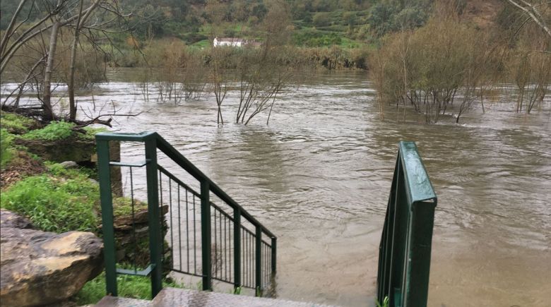 Rio Mondego, o quinto maior de Portugal, transborda na Praia Fluvial do Rebolim (Coimbra) com o aumento da chuva. Crdito: Imagem divulgada pelo twitter @asbeiras