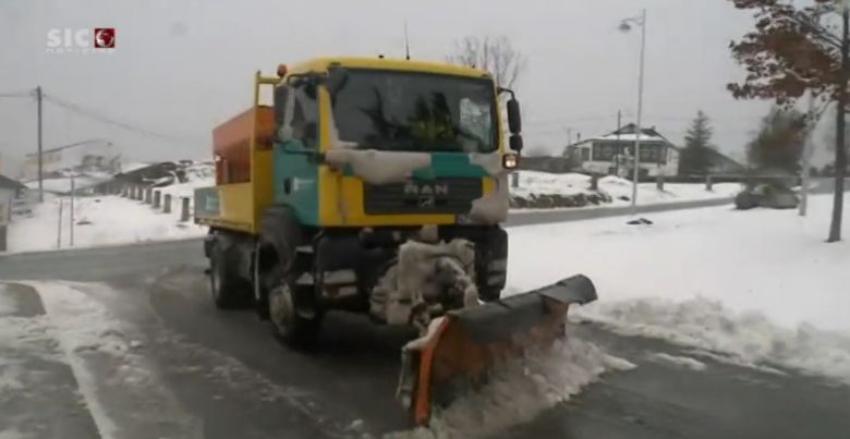 Estradas na Serra da Estrela so bloqueadas por causa da neve. Imagens divulgadas no portal SIC Notcias. 