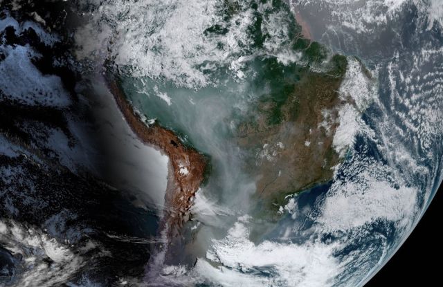 Imagem de satélite do último sábado, dia 17, mostra a grande quantidade de fumaça espalhada entre a Amazônia, a Bolívia, o Paraguai e o Sul do Brasil. Crédito: NOAA.