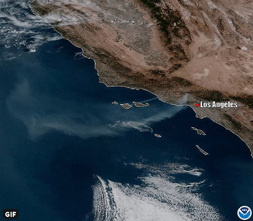 Fumaça de incêndio no sul da Califórnia vista a centenas de quilômetros de distância pelo satélite GOES-17 da Nasa em sua passagem no último dia 11 de outubro. 