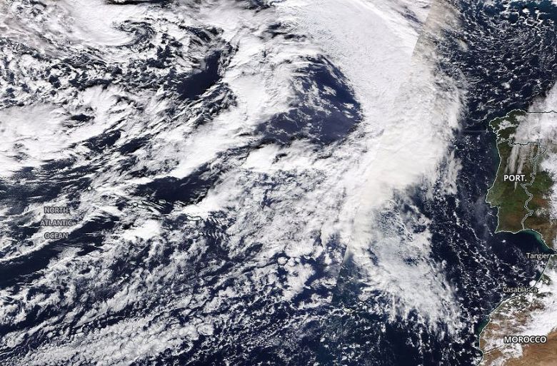 Imagem de satélite mostra a enorme quantidade de instabilidade sobre os Açores e a costa de Portugal. Crédito: Worldview/Nasa. 
