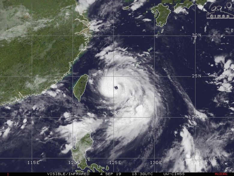 Imagem de sat�lite mostra o tuf�o LingLing, com categoria 1, avan�ando ao nordeste de Taiwan. Cr�dito: Ag�ncia de Meteorologia do Jap�o.