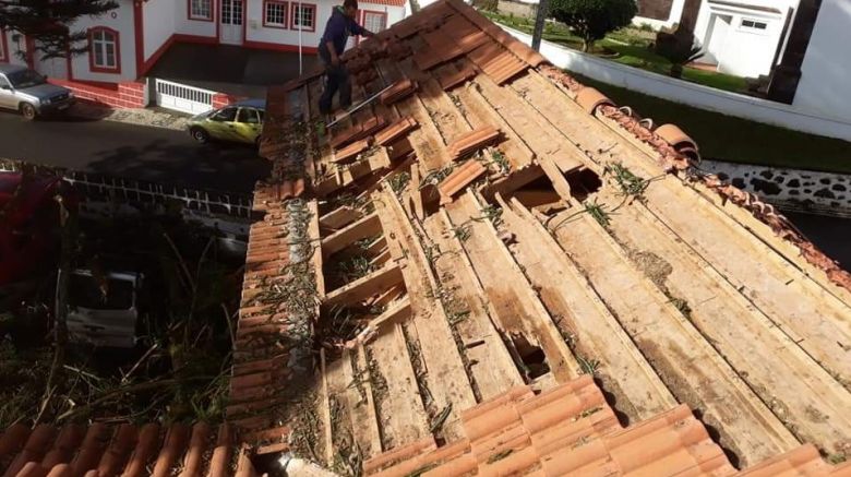 Os ventos fortes da tempestade tropical Sebastien provocaram danos na ilha de São Jorge nesta segunda-feira. Crédito: Roberto Silveira, twitter @MeteoOs.