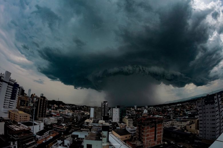 Temporal assustador desabou sobre Torres na quinta-feira, dia 12, durante � tarde. Imagem divulgada por Gabriel Zaparolli (operador na empresa Bramon). A c�mera utilizada por Zaparolli foi uma Canon T5i e Rokinon 8mm.