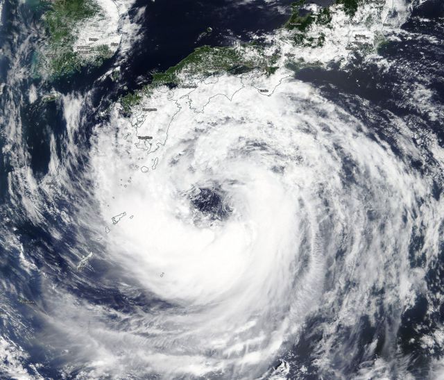 Imagem de satélite mostra o olho da tempestade tropical Krosa se aproximando do Japão nesta quarta-feira, dia 14. Crédito: NASA.