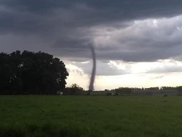 Tornado se formou em Mato Grosso do Sul no último sábado, dia 30 de novembro. Crédito: Imagem divulgada em rede social/ Fábio Faria da Silva. 