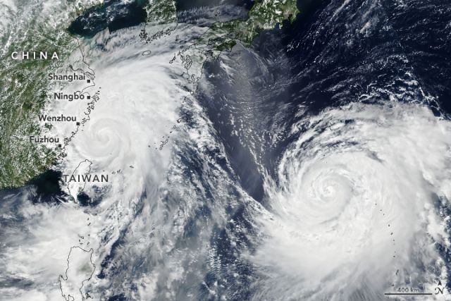 Imagem de satélite capturada no dia 9 de agosto mostra o tufão Lekima, à esquerda, contornando o norte de Taiwan, se aproximando da China. O tufão Krosa aparece à direita, em alto mar, no Pacífico. Crédito: Nasa Earth Observatory/Joshua Stevens. 