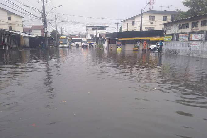 Alagamento na Avenida Brasil, em Iraj�, ap�s chuvas arrasadoras entre s�bado e domingo. Cr�dito: Centro de Opera��es Rio.  