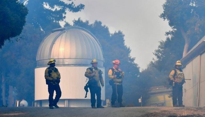 Bombeiros combatem o grande incêndio Bobcat nas proximidades do histórico Observatório Mount Wilson. O Observatório esteve ameaçado pelas chamas, mas conseguiu resistir. Crédito: Imagem divulgada pelo twitter @MtWilsonObs 