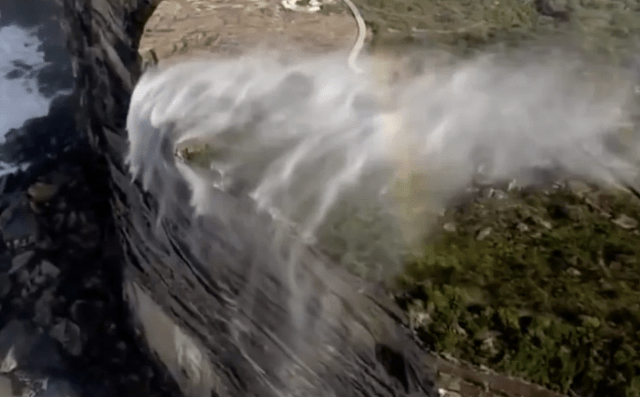 Cachoeiras reversas no Royal National Park. Fen�meno espetacular foi observado na �ltima segunda-feira. Cr�dito: Imagem divulgada por 7NewsSydney