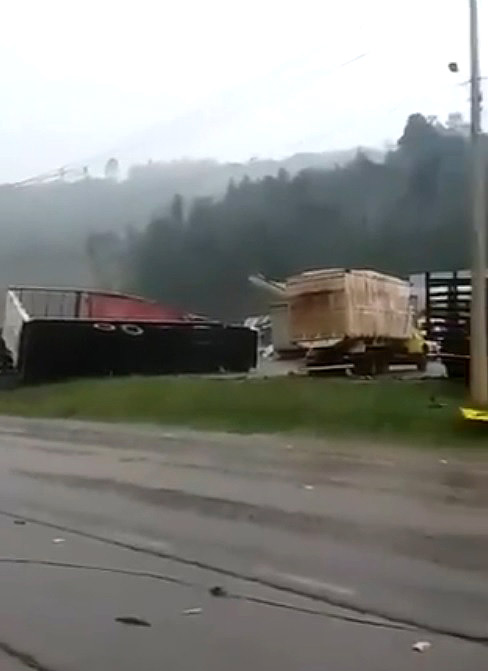 Caminhes tombados em Tangar com a fora dos ventos. Crdito: Imagem divulgada pelo twitter @teretotal