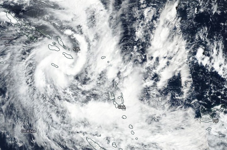 Imagem de satélite mostra o centro do ciclone tropical Harold próximo às ilhas Salomão, no Pacífico sul, nesta sexta-feira, dia 3. Crédito: Worldview/NASA.