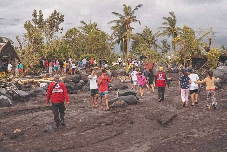 Passagem do super tufão Goni provocou grande deslizamento de lama do vulcão Mayon no dia primeiro de novembro. Crédito: Divulgação Cruz Vermelha das Filipinas/Foto Martin Gabriel Buendia Rayala. 