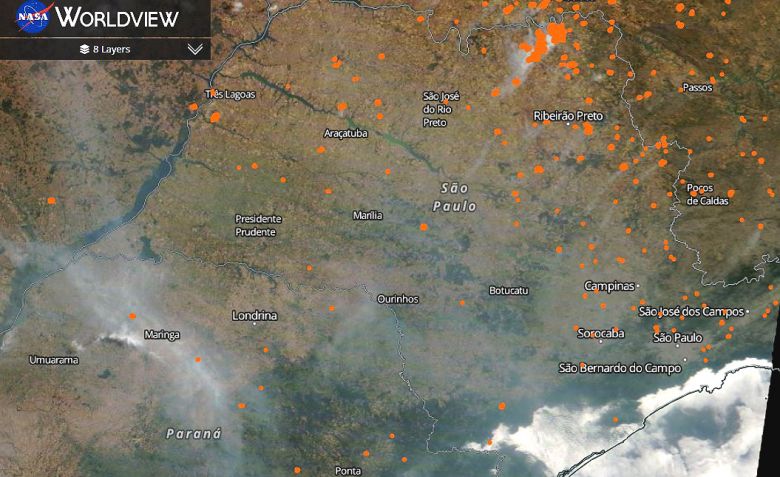 Imagem de satélite mostra os rastros de fumaça espalhados pelo interior de São Paulo e os pontos de fogo detectados no dia 13 de setembro. Crédito: Worldview/NASA. 