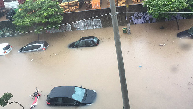 Chuva torrencial passou de 100 mm em várias regiões de São Paulo durante a madrugada. Crédito: Imagem de alagamento na Vila Leopoldina, divulgada pelo twitter @anacarlafs16  