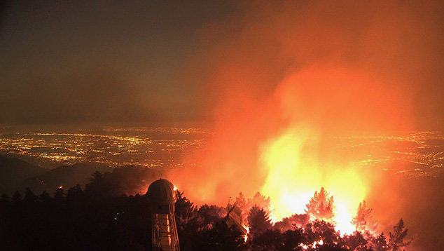 Parte das chamas do incêndio Bobcat visto do Observatório Mount Wilson em 18 de setembro. Crédito: Imagem divulgada pelo twitter @MtWilsonObs 