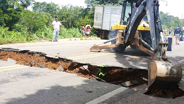 Volume de chuva já ultrapassou 300 mm no município Piripiri, no norte do Piauí. A BR-343 ficou interrompida por causa de uma cratera que se abriu na última sexta-feira. Crédito: Divulgação DNIT