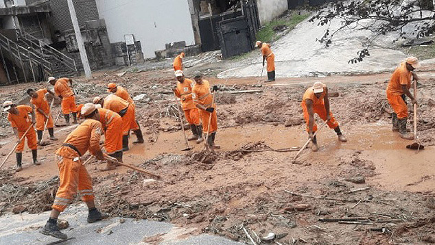 Homens da prefeitura trabalham na limpeza em Belo Horizonte após as chuvas torrenciais dos últimos dias. Crédito: Defesa Civil de Belo Horizonte.