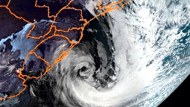 Imagem de satélite desta quarta-feira, dia 1, mostra a posição do ciclone extratropical no mar. O ciclone bomba está gerando ventos fortes para o Sul e São Paulo. Crédito: Apolo11.  