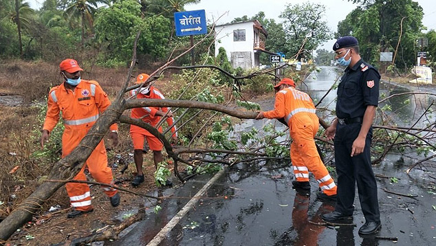 Estragos em Alibag, em Mumbai, durante a passagem do Ciclone tropical Nisarga nesta quarta-feira. Crdito: Imagem divulgada pelo twitter @CMOMaharashtra<BR>