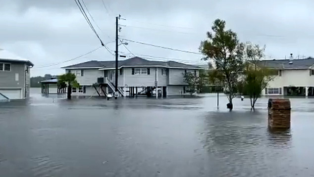 Inundaes na Baa de St. Louis, no Mississipi, com a chegada da tempestade tropical Cristobal neste domingo. Crdito: Imagem divulgada pelo twitter @BrantlyWx @GrantWXXV<BR>