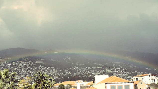 Tempo mudando na ilha da Madeira com o avanço da depressão Dora na tarde desta quinta-feira. Crédito: Imagem divulgada pelo twitter @SilviaCorreia05