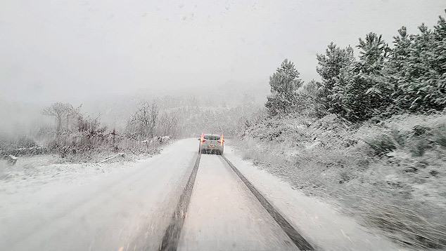 Imagem da forte neve que caiu em uma estrada da região de Vila Pouca de Aguiar, Portugal, na última sexta-feira. Crédito: Foto divulgada por morador da região pelo twitter @andreafonso 