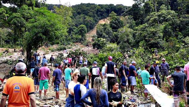 Deslizamentos de terra j� provocaram 27 mortes na Baixada Santista ap�s chuvas de 200 a 300 mm entre a noite de segunda-feira e a madrugada de ter�a-feira. Cr�dito: Divulga��o/Prefeitura do Guaruj�. 