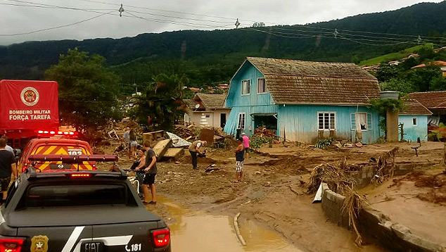 Bombeiros trabalham nas opera��es de salvamento em Presidente Get�lio ap�s temporal e enxurrada deixarem 11 v�timas fatais na quinta-feira. Cr�dito: Divulga��o Defesa Civil. 