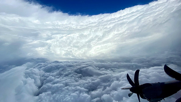 Imagem aérea por dentro do olho do furacão Epsilon. Crédito: Imagem divulgada pelo twitter @FlynonymousWX
