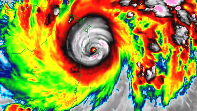 Imagem de satélite mostra o olho do perigoso furacão Eta muito perto da costa da Nicaraguá nesta terça-feira. O furacão vai provocar chuvas torrenciais e já comparado ao furacão Mitch de 1998. Crédito: NOAA.