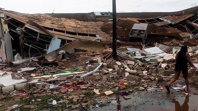 Destruição em Lake Charles, na Louisiana, durante a passagem do furacão Laura na madrugada desta quinta-feira. Crédito: Imagem divulgada pelo twitter pela Cruz Vermelha dos EUA @RedCross 