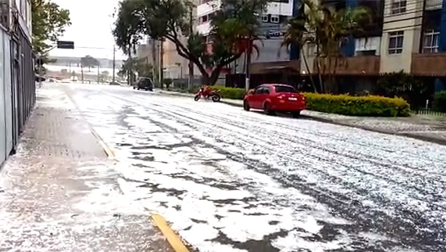 Granizada em Curitiba na tarde de ter�a-feira, dia 3. Cr�dito: Imagem de morador da regi�o, autor desconhecido. 