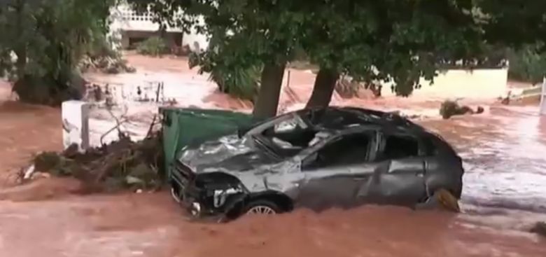 As chuvas foram torrenciais sobre a ilha de Creta ao sul da Grcia e provocaram grandes estragos neste comeo de semana. Crdito: Imagens disponveis no twitter @AztecaNoticias